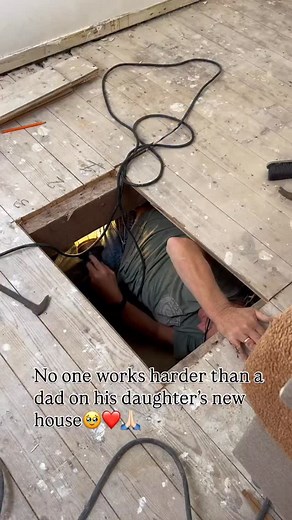 5.1K views · 122 reactions | 勺 Dankbaar Iedere ochtend om klokslag 10.30 tot laat in de begin, begin van de avond staat hij keihard te werken. Met pensioen? Ja maar hij werkt gewoon door bij ons. Zo zo zo dankbaar 殺﫶梁凉 ______ #newhome #daughter #house #workhard #work | Saar | Facebook