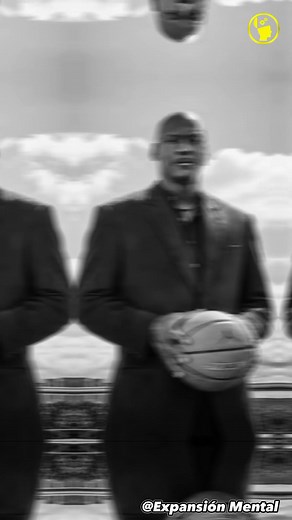 Sabias palabras de Michael Jordan: "He fallado 9.000 tiros en mi carrera. He perdido casi 300 partidos. 26 veces me han confiado el tiro ganador y he fallado. He fallado una y otra vez en mi vida. Y por eso he triunfado". #frases #inspiracion #exito #fracaso #michaeljordan #motivacional #SabioConsejo | Expansión Mental