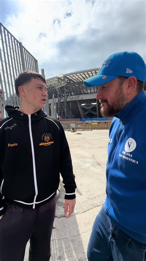 Paolo diceva: “Sono 15 minuti a piedi!” 😤 Gianluigi: “Ma quando mai…” Cronometro alla mano ⏱️ dalla Curva B fino a Ciao Mamma… Risultato? 4 minuti netti. Una strada dritta. Fine della discussione. 😂 Chi aveva ragione secondo voi? 👇 #napoli #curvab #fuorigrotta #napolitiktok #perte