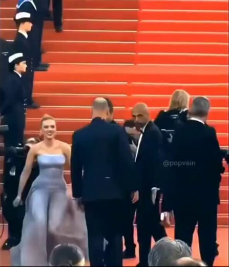 Scarlett Johansson choosing her husband over the cameras is honestly the best red carpet moment ever