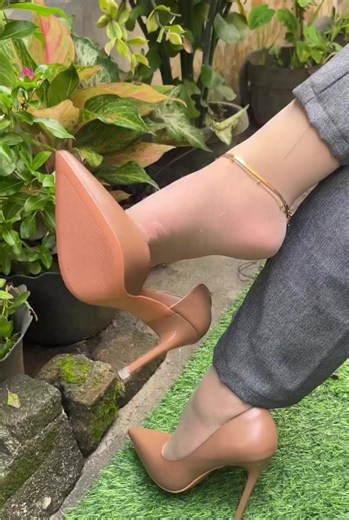 How to Walk Confidently in Heels: Beginner Tips and Tricks