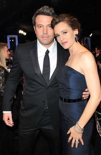 131K views · 546 reactions | “Don’t let Affleck see these kissing photos” 﫣 Jennifer Garner was caught in a steamy moment with her new man — and the internet’s going wild. See the shots heating things up in the comments below  | Just About Interesting | Facebook