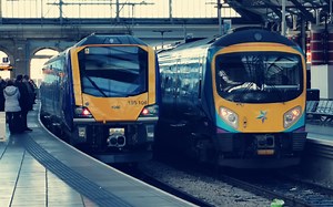 【英国铁路】Class 195（CAF，柴油）进站