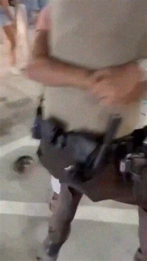 @pureviolencedaily on Instagram: "… 日本利用压电瓷砖将脚步转化为电能。这些瓷 砖捕捉来自你脚步的动能。当你行走时，你的重量和动作会对瓷砖产生压力。 瓷砖会轻微弯曲，从而产生机械应力。瓷砖内部的压电材料将这种应力转化内电能。每一步都会产生少量电荷，而数百万步结合在一起就能产生足够的电力来驱动LED灯、数字显示屏和传感器。在像涩谷车站这样繁忙的地方，每天大约有240万个脚步这一系统作出贡献。这些电能可以被储存或立即使用，从而减少对传统电力来源的依赖，并支持可持续的城市基础设施。这种方法将日常运动转化为实用的可再生能源 ＃日本#知识#事实 ＃你知道吗#推荐 #科技 #创新 历史 技术实验热门"