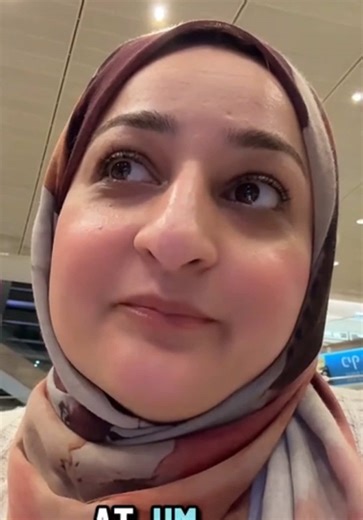 A Muslim traveler from Birmingham, who fulfilled her dream of visiting Al-Aqsa Mosque, is now facing a wave of online hate for sharing the warm and respectful treatment she received at Israel's airport. Pro-Palestinian activists attacked her, claiming her positive experience 'harms the struggle,' with comments telling her: 'Shame on you, this is not the time. נוסעת מוסלמית, שהגיעה לישראל מברמינגהאם כדי להגשים את חלומה ולבקר במסגד אל-אקצא, שיתפה ברשת על היחס שקיבלה, ועוררה זעם בקרב תומכים פרו-פלס