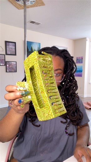 This is my FAVORITE claw clip! CC for the link Y’all have no idea how long I’ve been wanting a claw clip that actually fits my locs 😭 - #clawclip #locs #locstyles | Maluna Li