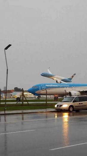 𝗔𝗩𝗜𝗔𝗧𝗜0𝗡1 by Charles D on Instagram: "B757 Low Pass 😮‍💨 🔥 Video by @_el.negro_ . . #aviation #pilotlife #aviationdaily #instagramaviation #instaplane #airplanes #avgeek #aircraft #megaplane #aviationlovers #airbus #aviationphotography #pilot #plane #aviation_lovers #aviationdaily #boeing #b737 #water #boeinglovers #landing"
