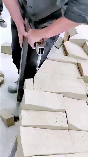 The process of cutting bricks = Good tools can improve efficiency