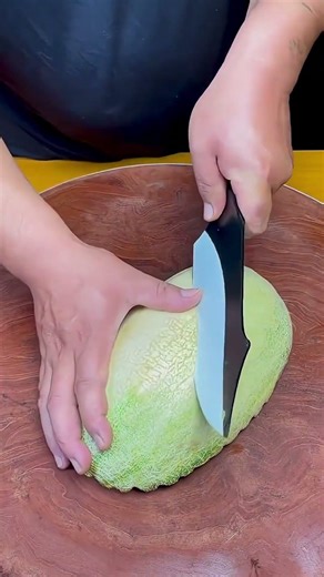 Making a melon decoration by cutting it neatly and precisely