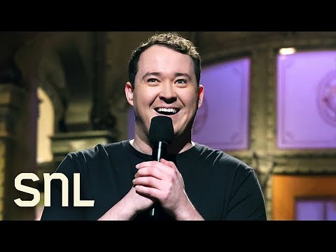 Shane Gillis struggles in a 'Saturday Night Live' monologue that avoids the obvious