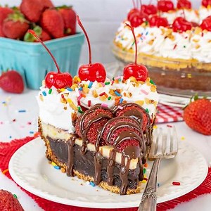Satisfy your chocolate cravings with this amazing Banana Split Brownie Pie! It's always a favorite at parties & picnics! FULL PRINTABLE RECIPE HERE: https://insidebrucrewlife.com/banana-split-brownie-pie-and-a-hop/ | Inside BruCrew Life