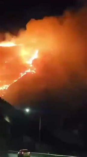 🔥 Massive Veld Fire | Worcester, Western Cape A large veld fire has broken out near Worcester, outside Cape Town. Source: Yusuf Abramjee #Worcester #VeldFire #WesternCape #EmergencyServices #FireAlert | Suburban Control Centre