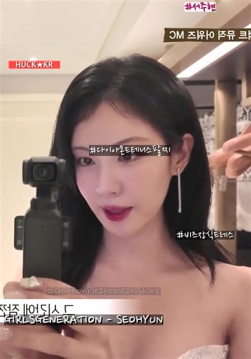 GIRLSGENERATION - SEOHYUN https://huck.kr/1341 서현은 화려한 비즈 장식이 돋보이는 오프숄더 드레스를 착용하여 우아하고 세련된 분위기를 연출하고 있습니다. 상체는 몸에 꼭 맞는 핏으로 섬세한 디테일이 돋보이며, 전체적으로 럭셔리 드레스의 면모를 보여줍니다. 특별한 행사나 시상식에 어울리는 이브닝웨어 스타일로, 그녀의 아름다움을 더욱 돋보이게 합니다. Seohyun is wearing an elegant off-shoulder dress adorned with dazzling beadwork, creating a sophisticated and refined aura. The bodice features a fitted silhouette with intricate details, showcasing the essence of a luxury dress. This formal attire is perfect for special events or a