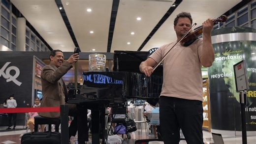 Violinist surprises public pianist with amazing duet