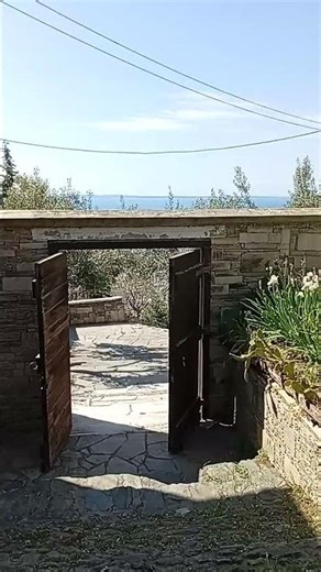 Ανοίγει - Μόνο μια φορά το Ετος για λίγο Μ. Παρασκευή