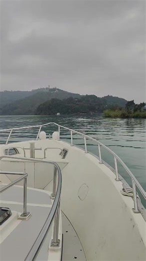 來到風光明媚的日月潭，怎能不來坐船遊湖呢，坐在船上享受日光微風吹著，去品嚐好吃的阿婆茶葉蛋，逛伊達邵老街，旅行不一定要很趕，慢活旅遊，這就是人生啊！ #我喜歡旅遊喜歡拍美照更喜歡用照片紀錄下每趟旅程📸 #用鏡頭拍下每次的感動用照片描述旅人的故事💖 👇歡迎大家提早預約👇 ☎：0953929255 ☎WhatsApp： 886953929255 ☎微信：sun690702 👇 Line連結👇 https://line.me/ti/p/SvdVH5qV2Q 👇facebook粉專👇 https://www.facebook.com/遨翔台灣-包車旅遊-Taiwan-Tourism-1743602359043365 👇IG連結👇 https://www.instagram.com/sun690702?igsh=MTljdmdnYzJheXloNg== 👇Youtube連結👇 https://youtube.com/channel/UCLXE6ZTqySspAssoZSbjtHA?si=VuFXJUQ_K4lwl4Rx 👇Tiktok連結👇 https://www.t