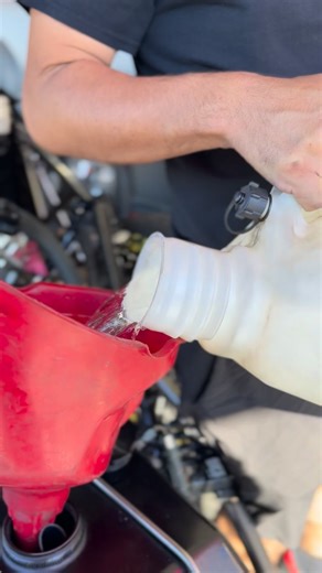 Puddin keeping Uncle Larry topped off with the best, VP Racing Fuels M1 #vpracing #kyekelleyracing #kyekelley #dragracing #promod | Kye Kelley Racing