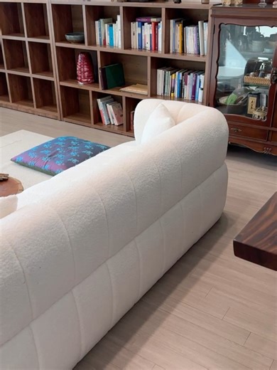 메종비퍼니처 | a slice 메종비퍼니처 작업의 한조각 모던 램스울 소파 - 모던한 분위기에 맞는 램스울 소재 아이보리 컬러 가구 제작문의로 고객님의 취향을 담은 제품입니다. (출저 :화성 통탄 가정집) - 🔹복잡한 장식 스타일 이제 그만, 모든 것은... | Instagram