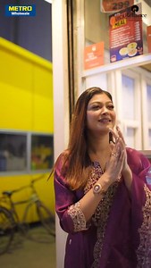 Sankranti mane onek ranna, misti’r gondho, ar ghor bhora anondo Chaale-dale, phole-shobji, misti theke festive containers — ei utsob-er shob proyojon ek jaygay. Ei Poush Sankranti, shopping hok easy, celebration hok full-on. METRO Wholesale – festive ready, always. #PoushSankranti #HarvestFestival #FestiveShopping #RashanMela #METROWholesale | Rooqma Ray