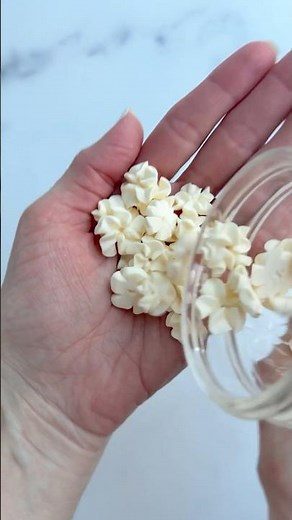 The easiest royal icing flowers 🌸 #cookiedecorating #royalicing #tutorial