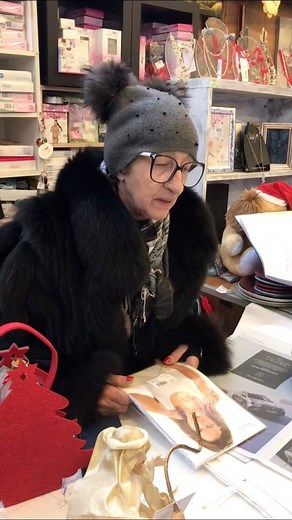 241 reactions · 16 comments | All'Introvabile #Mercatino dell'#usato il momento del #conto è anche un #occasione per scambiarsi delle #opinioni sui #regali con Ornella La Pazza #secondhand influencer#ornellalapazza #dialettoveneto #treviso #Natale#introvabilemercatino | L'introvabile Mercatino dell'Usato di Francesca a Badoere | Facebook