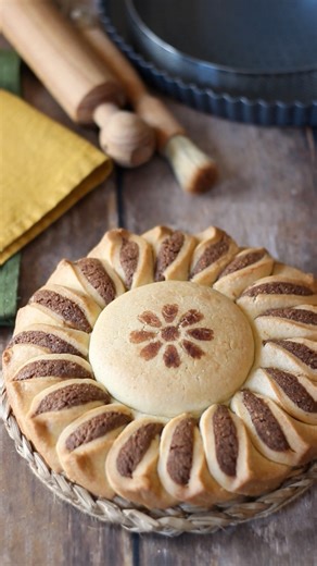 Girasole di pasta frolla e frangipane, un’alternativa al classico girasole di pasta sfoglia ripieno di crema alla nocciola. Al posto della classica sfoglia o brisé ho utilizzato la pasta frolla e sostituito la crema con una frangipane al cacao. #girasole #pastafrolla #graziaintavola #dessertideas #crostata | Grazia in Tavola
