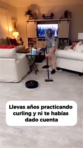 ¿Ya practicabas curling cada vez que limpias tu casa? Sí, es un deporte olímpico donde deslizan una piedra en el hielo lo cual requiere precisión, estrategia y coordinación en equipo. Básicamente como cuando intentas empujar algo pesado sin rayar el piso. El curling no es aburrido. Es inteligencia sobre hielo Ahora dinos ¿estabas entrenando para los Juegos Olímpicos y no lo sabías? Etiqueta a esa persona que barre como si estuviera en competencia #Curling #DeportesDeInvierno #CanalTrece Redaccio