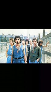 "Come On Eileen" es un clásico hit de la banda británica Dexys Midnight Runners, lanzado en 1982. La canción es una mezcla única de folk, rock y pop, con un ritmo pegajoso y una melodía inolvidable. La letra de la canción es una historia de amor y nostalgia, con el cantante Kevin Rowland recordando a su amada Eileen y rogándole que regrese con él. La canción tiene un toque de sentimentalismo y romanticismo, pero también un toque de humor y ironía. La producción de la canción es destacable, con u