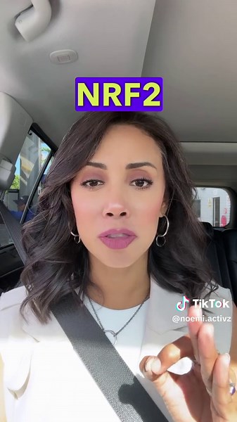 ¿Qué es el Nrf2 y para qué sirve activarlo? El Nrf2 es una proteína que se encuentra en las células de nuestro cuerpo. Su función principal es proteger las células del daño causado por los radicales libres. Cuando el Nrf2 está activado, ayuda a las células a producir antioxidantes que combaten los radicales libres. Los radicales libres son moléculas inestables que pueden dañar el ADN, las proteínas y las membranas celulares. Pueden causar una variedad de problemas de salud, como el envejecimient