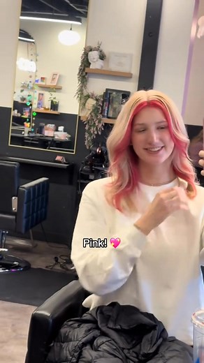 My hair stylist spawning behind me is the best part #newhair #pinkhair #newyearnewme #fyp | Mejgiey