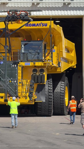 Komatsu 930E: The Power-Agnostic 320-Ton Mining Haul Truck