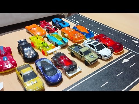 We lined up the toy cars and played with them‼️
