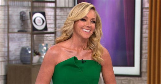 Jane Krakowski reunites with her "Schmigadoon!" cast in "Schmicago"