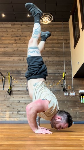 By the second inverted push up my line was off so bailing was kinda inevitable. The key with falling in any kinda inversion is to get comfortable tucking your chin to chest and rolling out. . . . . . #gymtok #inversion #handstand #yoga #fittok