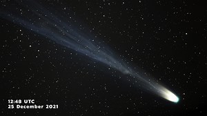 The Changing Ion Tail of Comet Leonard Credit: Matipon Tangmatitham Date: 2021 December 25 From: Thailand Detail: Timelapse is about 1 hour | Sky