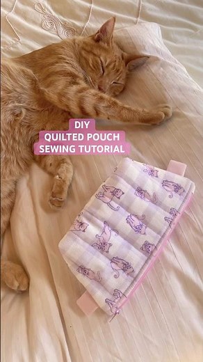 Full tutorial linked! Sew this adorable quilted makeup bag with me! #sewingtutorial #diybag