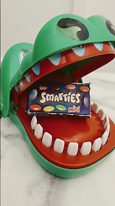 SATISFYING CROCODILE EATING SMARTIES MINI #short #satisfying