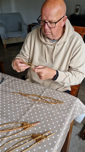 Dragonfly wings and assembly day. #willowweaving #makeityourself #willowcraft #trysomethingdifferent @top fans | Stuart’s Willow Crafts