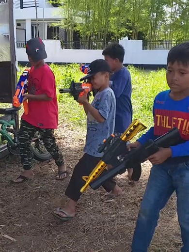 Tembak-tembakan anak anak karena rebutan layang layang drama komedi tembak-tembakan anak anak mengejar layang layang putus tim Akmal melawan tim putra untuk adu layang layang , ternyata ada layang layang besar yang putus dan mereka berlari mengejar layang layang besar tersebut. ketika layang layang besar itu jatuh ketanah mereka semua memperebutkan layang layang itu sampai koyak berhamburan. mereka marah akhirnya mereka ambil senjata mainan nerf Surgefire, nerf disruptor , nerf Stryfe. Akmal men