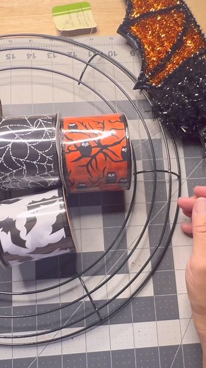 DIY Halloween Ribbon Wreath 🧡🖤#holliehobbies#halloweendiy #diycraftsideas#ribbonwreath | Hollie Hobbies