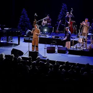 ❄️ NORDSTJERNE JULETURNÉ 2023 ❄️ Julie Berthelsen byder indenfor til en intim julekoncert, hvor vi skal nyde julestemningen og varmen omkring julen fra Danmark, Grønland og resten af verden. 🩵⭐️ | Julie Berthelsen