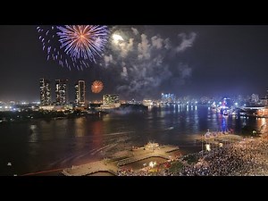 Mãn nhãn màn trình diễn pháo hoa chào năm mới ở TP.HCM