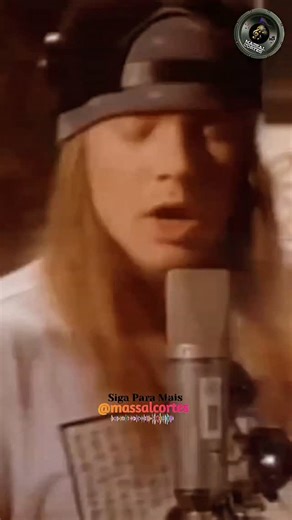 Massal Cortes ®️ Por @massalmaxoficial on Instagram: ""Patience" do Guns N' Roses, Lançada em 1989 no álbum G N' R Lies, é uma balada acústica sobre a saudade, amor e a necessidade de calma em relacionamentos conturbados, com forte inspiração na relação tumultuada de Axl Rose com Erin Everly, mas também com escrita creditada a Izzy Stradlin, refletindo a vulnerabilidade e a espera por algo verdadeiro, marcada pelo assobio de Axl e os violões. . Acústica: Diferente do som pesado da banda, "Patien