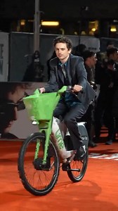 Unexpected Red Carpet with Uber Lime Bike in London by Timothée Chalamet Tonight for “A Complete Unknown” 🍿🇬🇧 #london | Fubiz