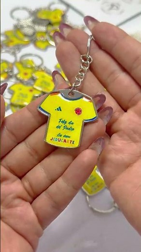 Llaveros Personalizados para el Día del Padre — Camiseta de Colombia con tu Logo🔑⚽