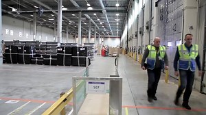 Dans les quatre centres de distribution d'Amazon en France, des procédures et des formations sont mises en oeuvre et des équipements de protection utilisés quotidiennement par nos collaborateurs pour améliorer la sécurité, l'hygiène et l'ergonomie des sites et des postes de travail. | Amazon.fr