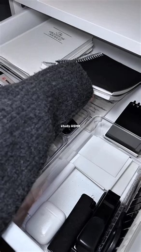 Nada Atari on Instagram: "Study ASMR 🩶 I always follow the same routine when I’m going to study. I only keep what I need on my desk to avoid unnecessary clutter. An organized desk space makes every study session feel like a fresh start 💻✒️🎧 #studying #studygram #studyinspiration #deskgoals #studydesk #asmr #asmrsounds #studyasmr #studyaesthetic"