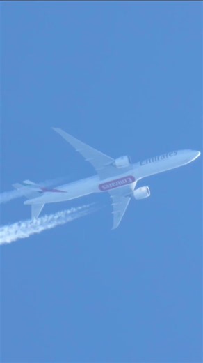 Emirates 777 High Altitude CLOSEUP Cruise