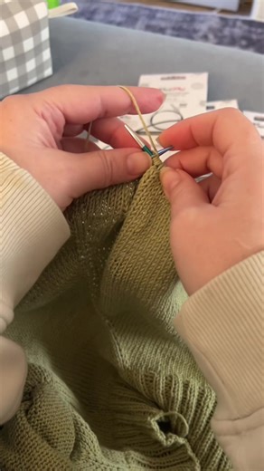 Transferring onto new longer cable with no join in the middle is very satisfying! Two different needle brands means I have to knit it over instead of joining and pulling it through!! But the positive is, it’s another row done 👌🏻