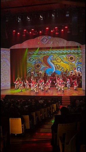 ¡Retablo Sinfónico volvió al Gran Teatro Nacional después de seis años! ✨ Estamos viviendo una temporada inolvidable que celebra la diversidad y riqueza cultural del Perú. El Ballet Folclórico Nacional del Perú y la Orquesta Sinfónica Nacional Juvenil Bicentenario se unen en un espectáculo vibrante bajo la dirección artística del maestro Ángel Gómez y la dirección musical del maestro Pablo Sabat. 🎶 Todo un recorrido musical por las diferentes regiones del país, donde la tradición se transforma